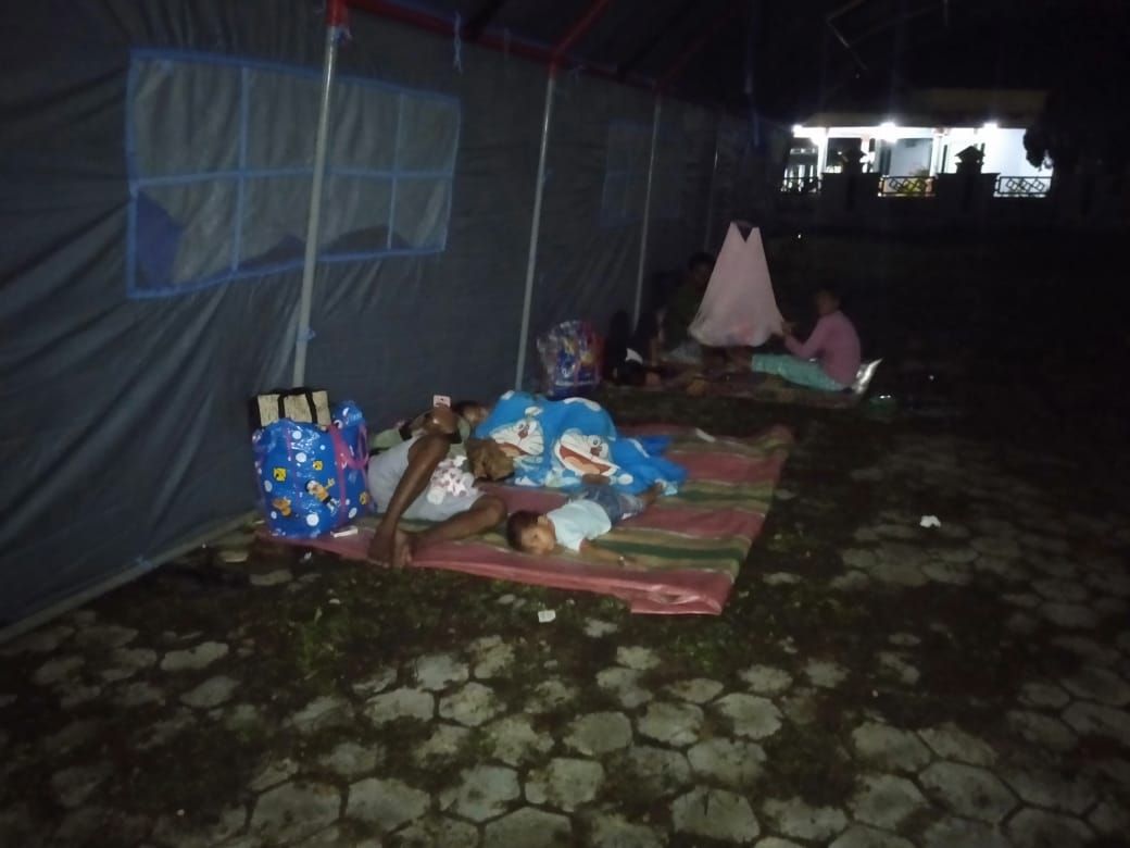 Gempa Besar Di Maluku, Warga ngungsi Di Rumah Bupati